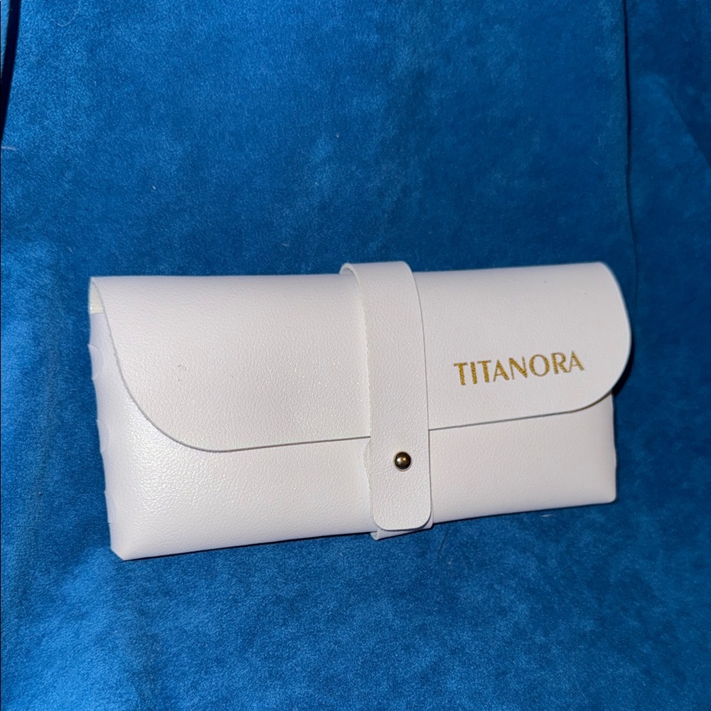 Titanora White glasses case